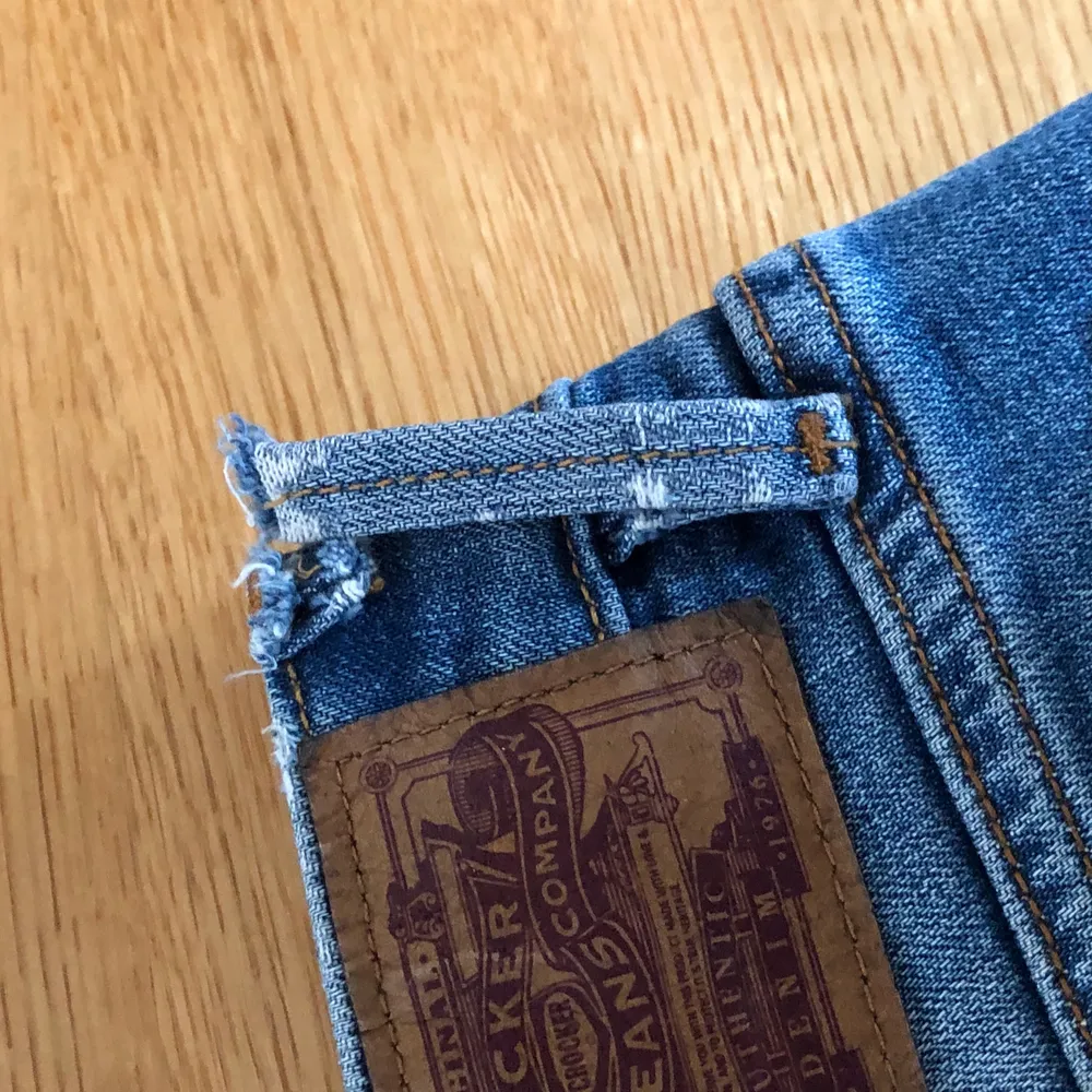 superfina bootcutjeans! är 160 cm lång och dessa passar min längd! en skärprem på baksidan är sönder (se bild)🍄. Jeans & Byxor.