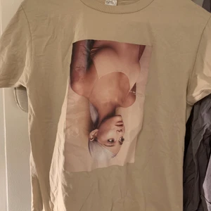 Tshirt  - Säljer denna ariana grande tröja som inte har kommit till användning ❤️ Trycket har tyvärr en spricka i sig och är också ”prassligt”, annars väldigt fin!