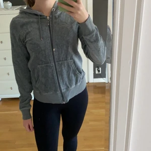 Tröja velour  - Grå tröja i velour, dragkedja fram. Från Cubus i storlek S.