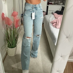 Zara jeans - Zara jeans i storlek 34. Helt ny, prislapp sitter kvar. Jag säljer jeans för att de är små för mig. Kontakta mig för fler bilder.  Buda i kommentarererna eller privat! Nypris: 399kr 💞✨😊
