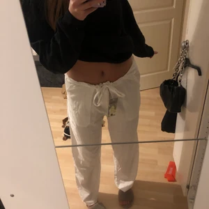 Vita linnebyxor!! - Säljer nu även dessa vita linnebyxor som är så sjukt snygga men som ja tyvärr inte känner passar mig! De är lågmidjade och långa på mig som är 170 cm lång. De är i en herr och rätt stora om man inte drar åt i midjan, men sitter super snyggt när man drar åt och då passar dem mig som är s/M 🤩 köpare står för frakt!