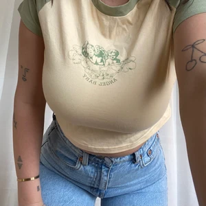 Croptop  - Superstretchig och skön croptop från SHEIN, aldrig använd och storlek L men känns snarare som en M!💚🤍