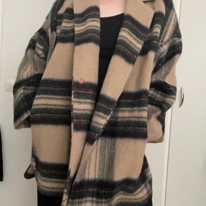 Ullmixkappa från H&M - Mycket fin ullmixkappa från H&M. Mycket fint skick. Storlek XL. Skulle troligtvis passa 2 storlekar upp då den är väldigt generös i storleken. Mycket stor på mig som vanligtvis har L, men otroligt varm och härlig på hösten. Mjuk och blir inte alls stickig som vissa ullplagg blir. Nypris 1000kr. Prutat och klart.