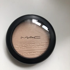 Mac double gleam highlighter  - Mac extra dimension skinfinish higlighter i färgen double gleam. Oanvänd kartong saknas dock. Champagne färgad higlighter. Vid köp av flera produkter blir frakten billigare.