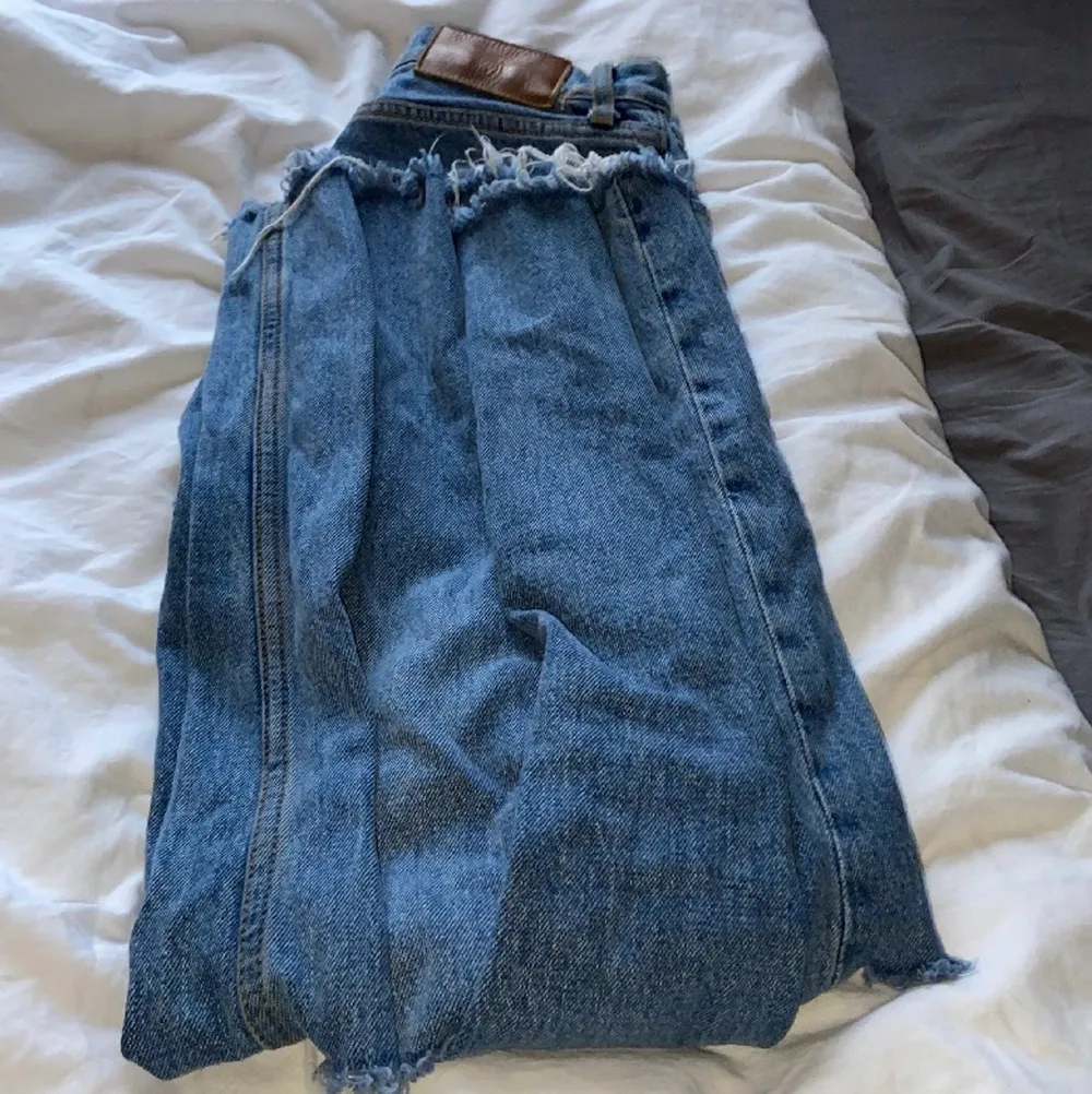 Ett par jättefina jeans med hål och slitningar längst ner. Nypris: 399kr🤍. Jeans & Byxor.