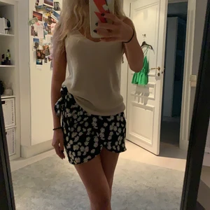 Kjol  - Kjol i nyskick, aldrig använd. Det är en omlottkjol. Frakt tillkommer🥰🖤