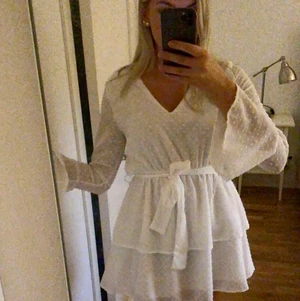 Kort klänning strl xs - Säljer denna fina klänning från madlady då den inte kommer till användning, är endast använd 1 gång så därför är den i helt nyskick🥰 ny pris är 499kr
