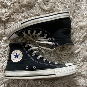 Svarta converse - Svarta converse, använda men bra skick💗 