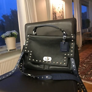 Zadig & Voltaire väska - Köpte väskan i våras på tradera för 1900kr men har inte fått så mycket användning för den. Bra skick! Pris exkl. frakt! KAN SÄLJA FÖR 1000KR VID SNABB AFFÄR!!!