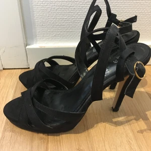 Svarta Klackskor strl 37 - Svarta klackskor storlek 37. Hämtas i Bromma eller skickas, köparen står då för frakt