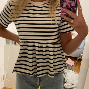 Randig zara tröja - Endast använd en gång så i väldigt fint skick, säljer då den ej kommer till användning. Köparen står för frakten🤍🤍 den är vit med mörk blåa ränder💙💙        PRIS GÅR ATT DISKUTERA                                        💙💙                                    
