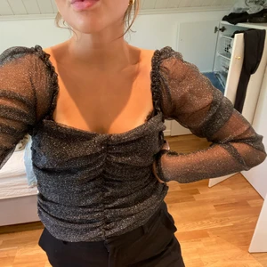 Glittrig tröja från missguided - Festlig tröja från missguided med puffiga ärmar. Säljer för 80 kr exklusive frakt.