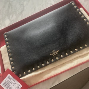 Valentino Garavani clutch  - Valentino Garavani clutch säljes. Använd 1 gång, plasten sitter fortfarande kvar på knapparna. Nypris 5500kr 