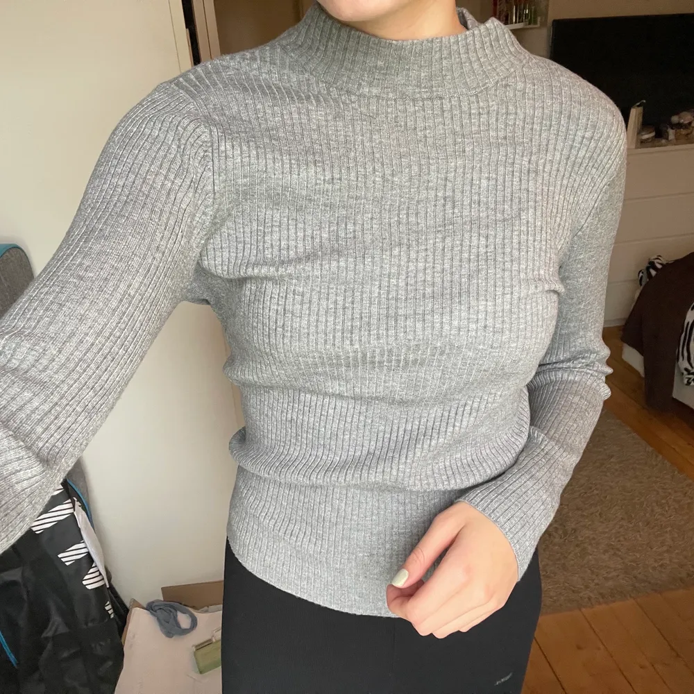 Stickad grå tröja från Gina tricot i strl L.. Stickat.