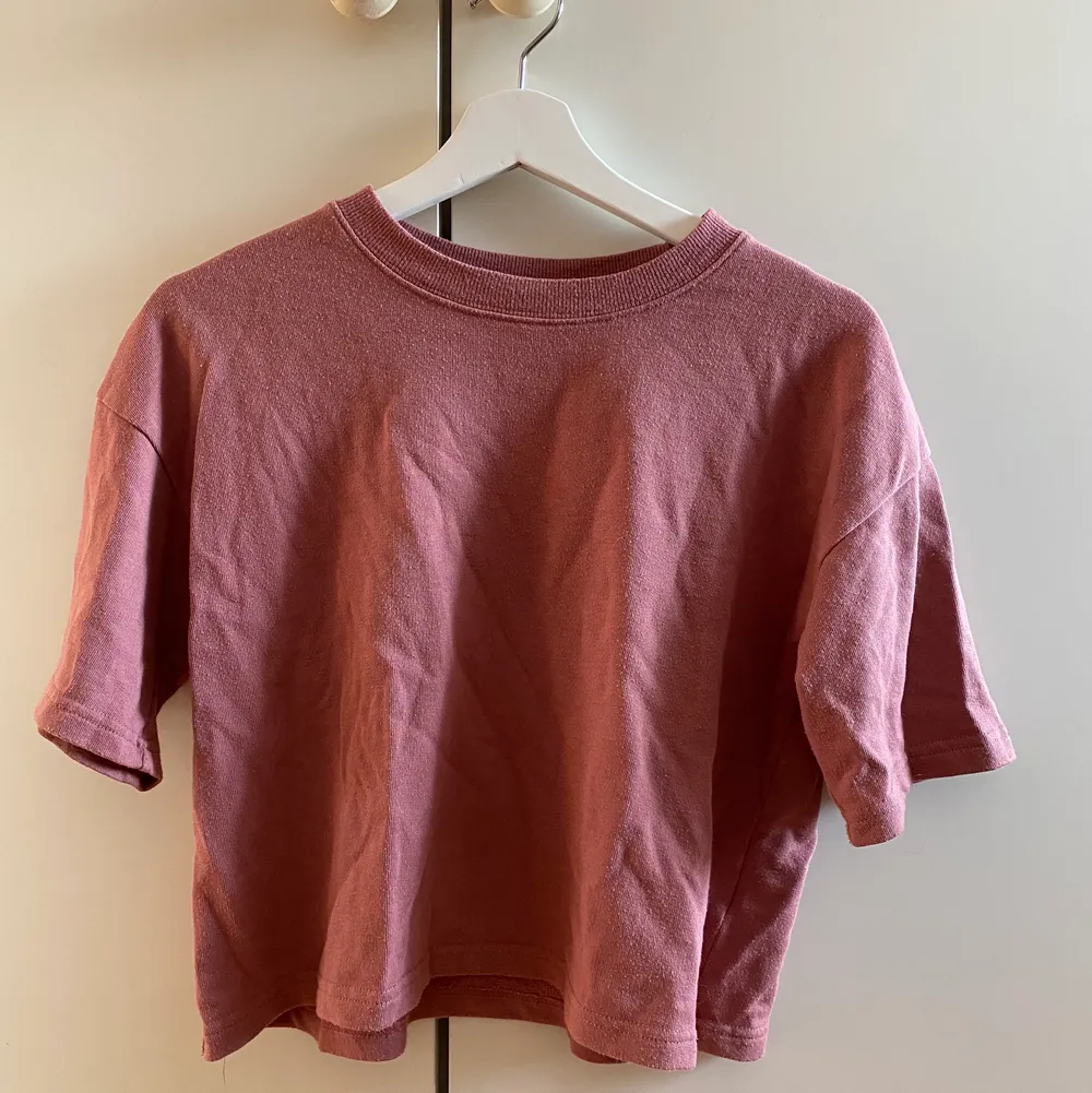 Kroppad t-shirt från Bikbok i en smutsrosa fin färg, köparen står även för frakt kostnaden . T-shirts.