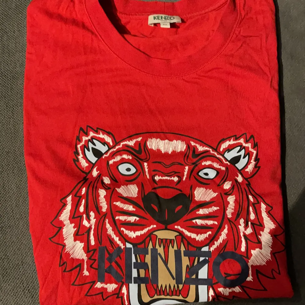 Kenzo T-shirt använd 3-4 gånger nypris 1000. T-shirts.