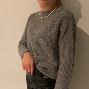 Grå stickad tröja  - En grå stickad tröja i storlek S. Fin att ha på hösten eller vintern. Är väldigt fin att styla den med en skjorta under:) 