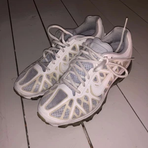 Air max - Hej säljer mina air Max som är i strl 39, dom är nästan aldrig använda och är i väldigt bra skick