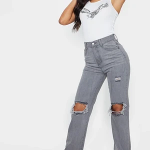Jeans från prettylittlething - Superfina jeans från Prettylittlething, aldrig använda med tags kvar. Gylfen är trasig men går nog enkelt att fixa. Strl UK 10 vilket motsvarar strl 38. 