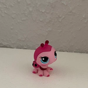 Lps - Jag säljer just nu mina gamla ”Little Pet shop”, eftersom dessa figurerar inte går att få tag på i butik så har de fått ett stort värde på sig. Vissa e dyrare än andra då de är Rare, vilket innebär att de finns få av dessa å då höjer deras värde! Betalning sker via Swish och köparen står för frakten!🤍