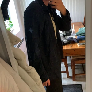 Mörkblå skjorta - Mörkblå skjorta som använts 1 gång