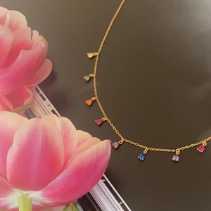 HALSBAND🌈🌈🌈 - Vackraste halsbandet med färgade stenar i droppliknande form! Gjort av hållbart 925 sterling silver med en 18 k guldplätering. Passar både att klä halsen själv eller varför inte matcha med dina andra favorithalsband! ——————————————————- Begränsat antal!  Fraktkostnad: 29kr KÖP DIREKT HÄR ELLER VIA DM💌