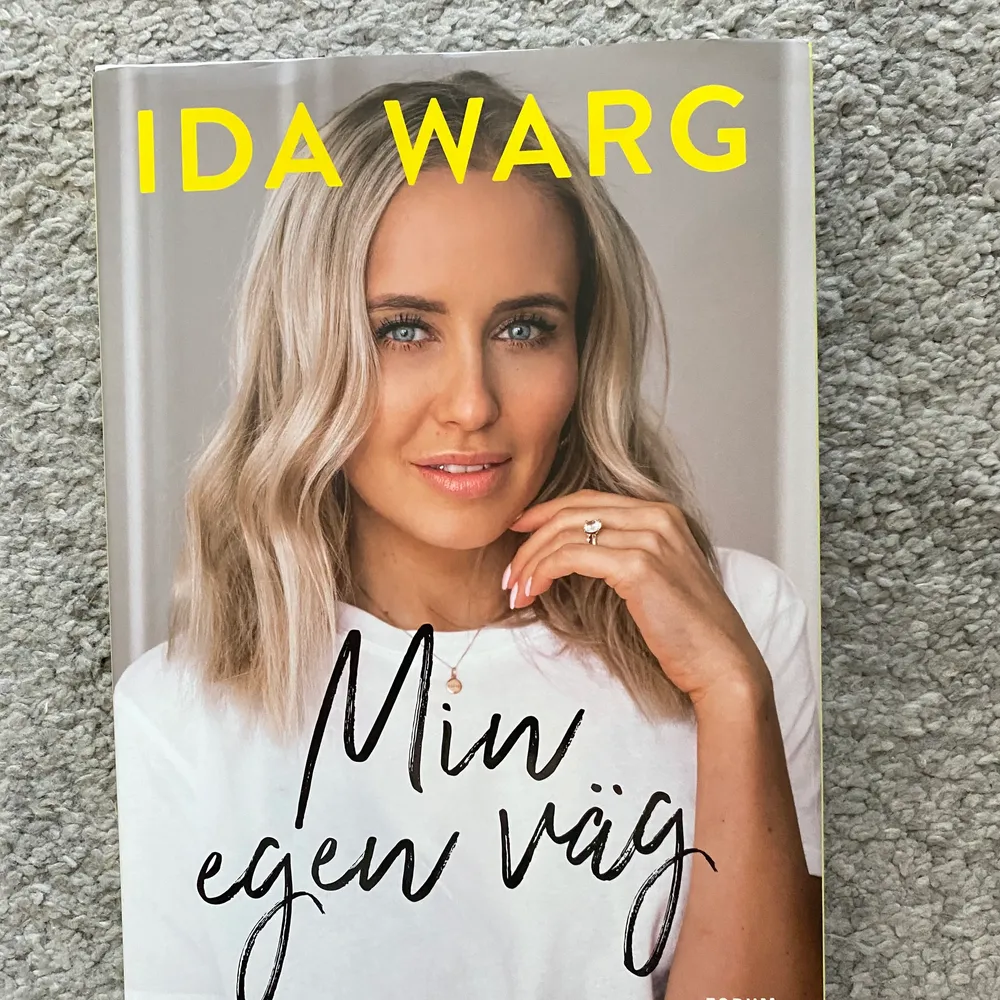 En bok som Ida Warg har skrivit. Har läst den en gång och är i ett väldigt bra skick.. Övrigt.
