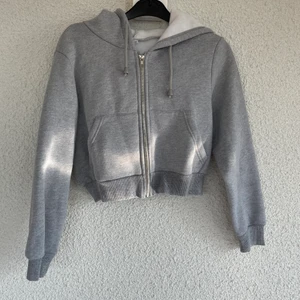 Kort kofta - En grå kort kofta från shein i stl xs men den är liten o storleken så mer en xxs