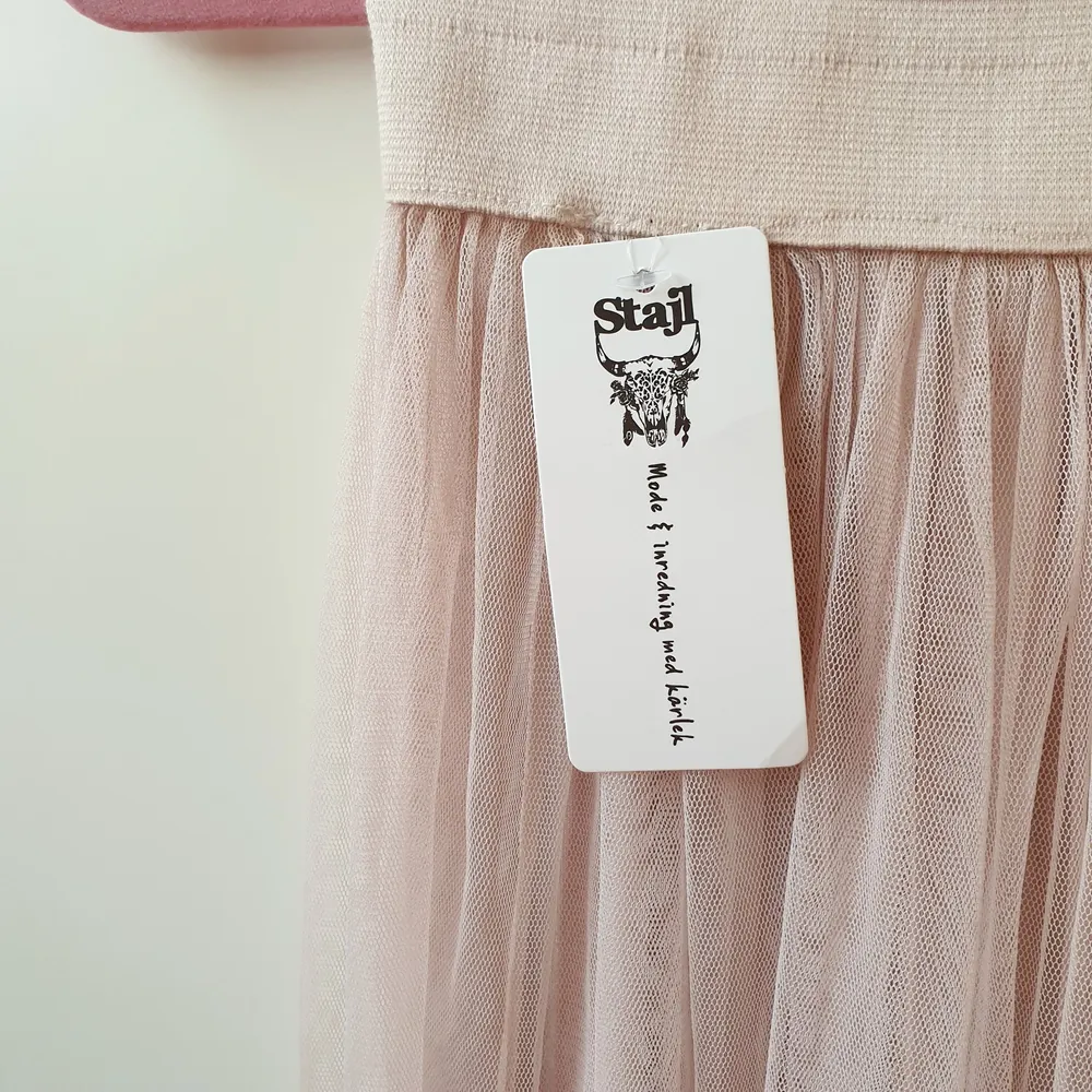Helt ny jättefin kjol i grädd-rosa med två volang lager. Den har en under kjol, så ej genomskinlig🤗💕 Spontan köp, säljer vidare till en älskande ägare. Nyskick🧚🏻‍♀️ Pris: 170 + frakt. Kjolar.