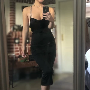 Satin klänning - Säljer denna supersnygga festklänning från nelly, då den bara kommit till användning en gång. Klänningen har en snörning i ryggen och är i storlek 36, passar xs/s. (Frakten är ej inkluderad)