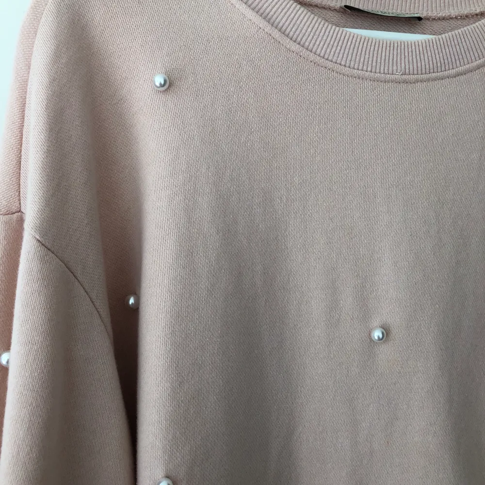 Jättefin ljusrosa sweater från Zara i storlek S. Alla pärlor sitter kvar och ger ett väldigt gulligt intryck. Frakt tillkommer 💓. Tröjor & Koftor.