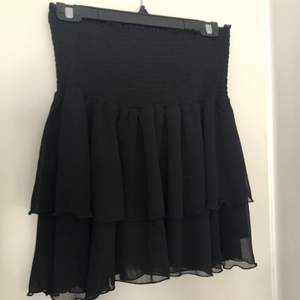 superfin kjol i strl M från bikbok, bra skick💕💞 buda från 120 kr💙 Frakt står köparen för💗