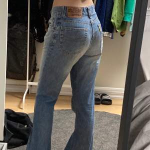 Crocker Jeans i storlek 27 men skulle säga att det passar en w25, 26 och 27 beroendes på hur man vill att de sitter. (Jag har vanligtvis 25) ❤️
