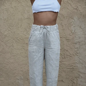 Beige linnebyxor  - Beigea linnebyxor från Alice stenhöf klädmärke A dsgn! Helt slutsålda! Helt oanvända med tags kvar! Säljer endast vid bra bud❤️ startbud: 840kr, eller köp direkt för 999kr!