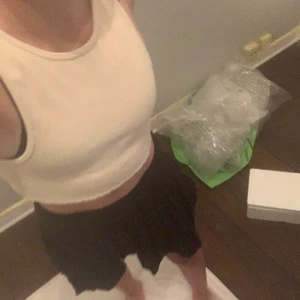 Beiget linne - Ett linne i beige. Superskönt material. Mjukt o härlig. Kommer inte till användning tyvärr