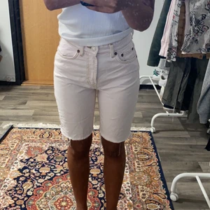 Långa shorts från Zara  - Skitsnygga shorts från Zara, som jag tyvärr inte längre har någon användning av. Har använt dem två gånger och sedan bara haft dem i garderoben. Är 165 cm och de passar perfekt❤️ buda gärna 
