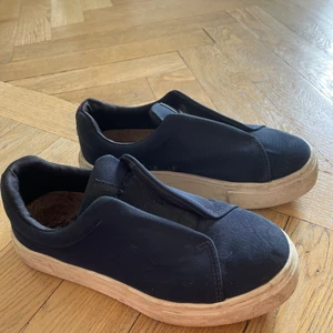 Eytys doja - Säljer dessa eytys doja i färgen navy i storlek 37. Lite smutsig sula men annars i fint skick!