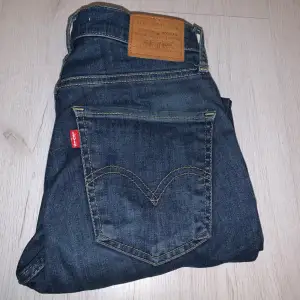 Säljer mina mörkblåa jeans från Levis för att den inte kommer till andvändning längre. Köpte dem för ungefär 1 år sedan och dem är i bra skick förutom att det är ett litet hål typ längst ner på högra benet ( bild 3 ) men som man inte tänker så mycket på och som man lätt kan sy ihop igen!😊