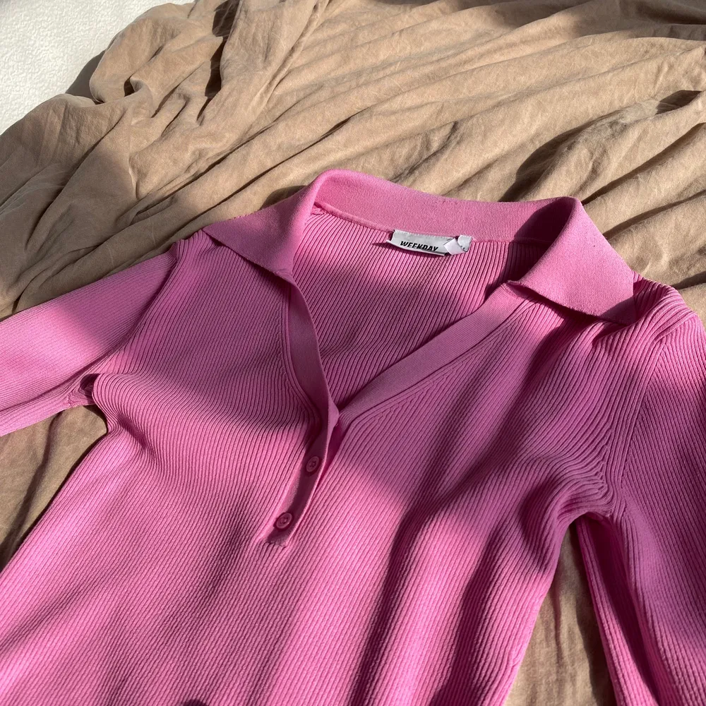 Sparsamt använd rosa tröja med fina långa ärmar inköpt för ca 1 år sen på weekday. Strl S men passar lätt S-M. Fin kvalitet och sitter väldigt snyggt! Kan hämtas i Malmö eller skickas. . Toppar.