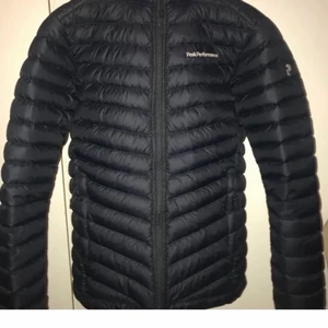 Peak Performance jacka storlek XS/S - Svart Peak Performance dunjacka storlek XS/S, köpt för 1800kr, använt max 3 gånger 