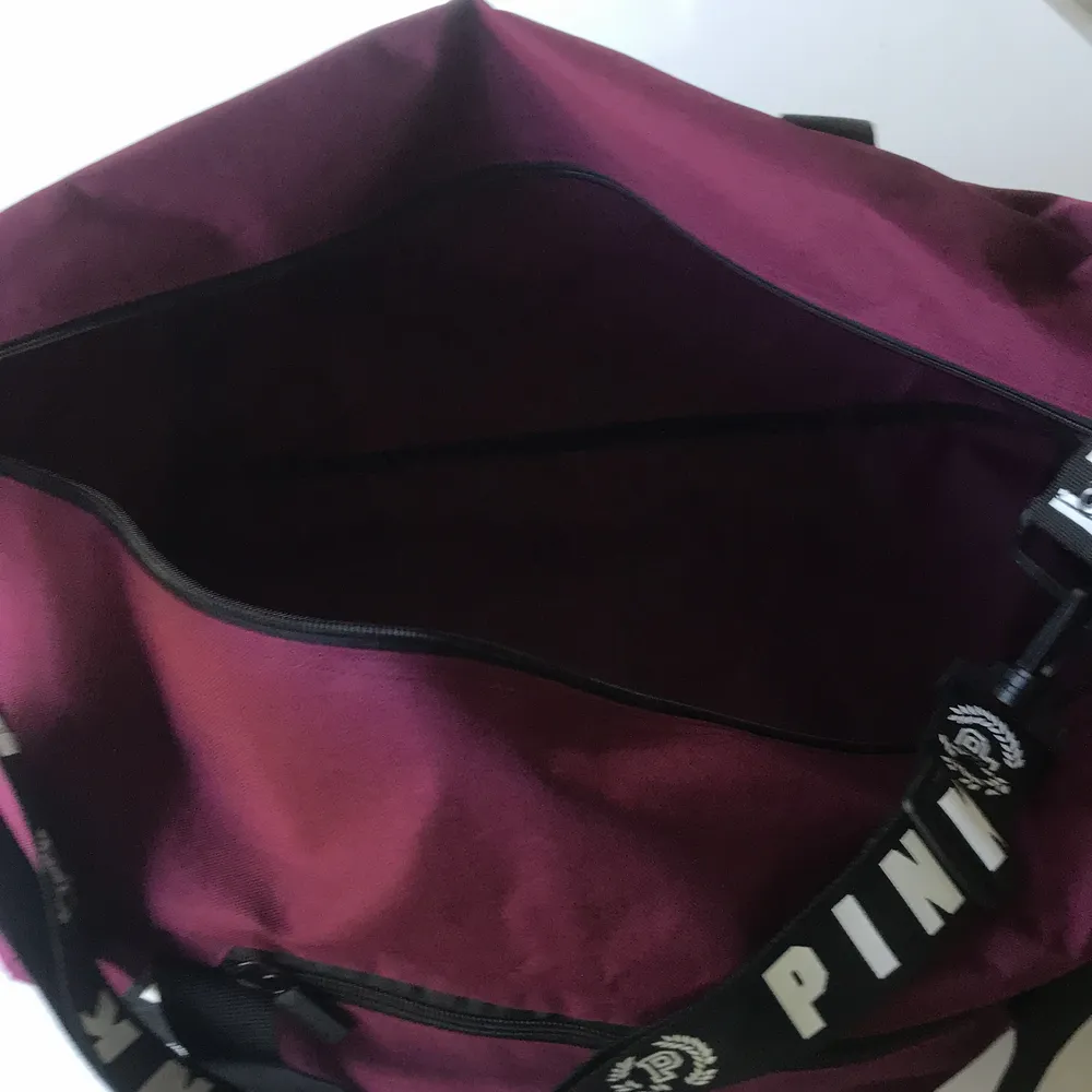 En stor mörk lilla väska från märket                        Pink/ Victoria secret. Väskan är i bra skick och har varit oanvänd i tre år (Köptes i London) 💕💕. Accessoarer.