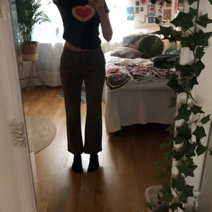 Bruna byxor  - Jättefina bruna byxer/jeans i bootcut/flare modell, köpte här på plick och säljer pga garderobs rensning!<3 förra ägaren hade sytt in dem vid midjan vilket man kan sprätta upp om man vill!