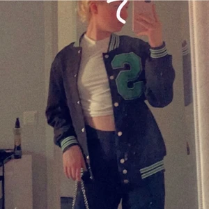Collegejacka  - Jätte fin collegejacka i stl S men skulle säga att den passar XS-M(beror på hur oversized man vill ha). Jag säljer den då den inte kmr till användning längre🥰(Frakt tillkommer)