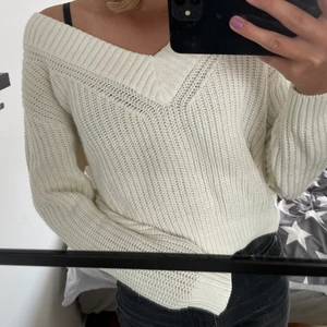 Stickad hm tröja i st S - Super snygg stickad tröja från hm divided i st S💞 Den är i bra skicka. Passar mig som är ca 165 och har oftast st xs/s. 70 kr + 62 kr frakt. Om du vill ha fler bilder eller vill diskutera priset kom privat😊 