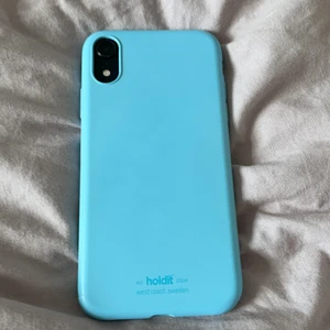 Holdit skal - Säljer detta holdit skalet. Det är hyfsat sönder nere vid högtalaren och har därför sänkt priset mycket annars är det inget fel och man ser inte skadan bakifrån. Passar till iPhone xr❤️