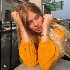 Gul blus  - Gul blus med så fina små detaljer 💛