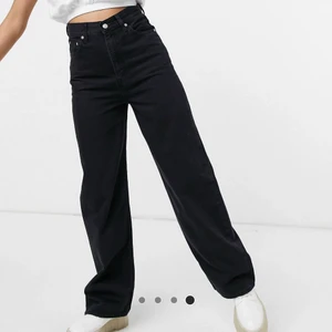 levis high loose  - Jättefina levis i modellen High Loose. Sparsamt använda utan några defekter 🥰 säljer pga av att jag köpte likadana fast en längre modell då jag tyckte dessa var lite korta på mig som är 170 cm ❤️ originalpris är 1250kr men säljer för mindre än hälften av det, vid snabb affär kan jag tänka mig sänka priset ännu mer! frakt står köparen för! 