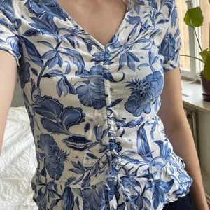 Blus HM strl 36 - Använd 2 ggr, tyvärr för liten för mig. Material 100% viskos. Tycker den är i nyskick, inga slitningar, lösa sommar eller liknande. 