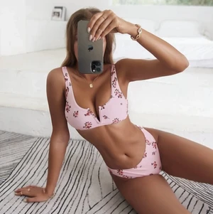 Söt bikini storlek M - Oanvänd från she in. Passar storlek S med en mindre byst. 