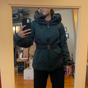 Grön jacka med skärp och stor krage - Storlek 34/XS/S! Jättefin jacka i mörkgrönt med skärp i midjan 🤩 Så himla snygg att jag nästan inte vill sälja den men jag har många jackor hehe 😅 Jättestor krage som skyddar bra mot vind enligt mig!